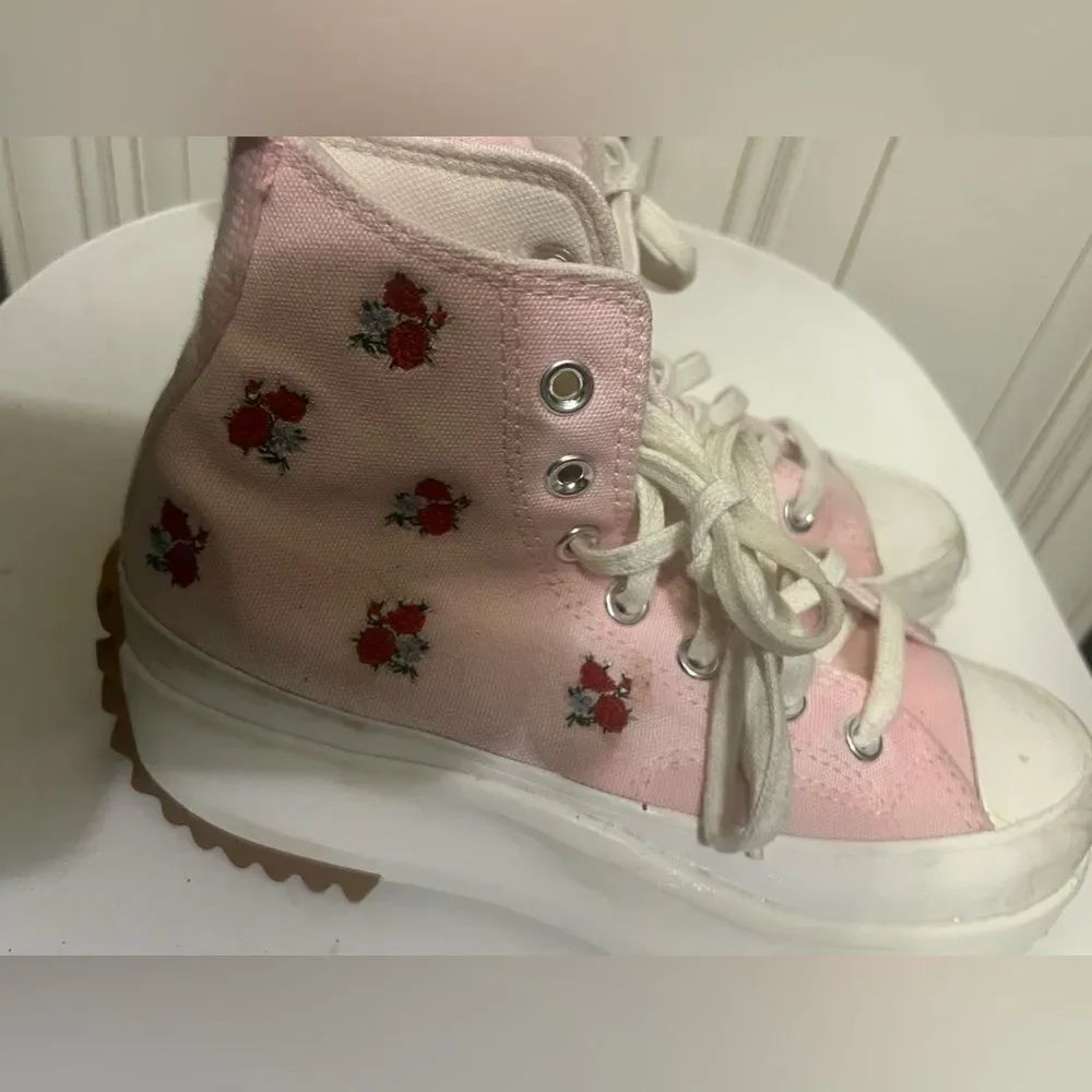 - Converse Chuck Taylor All Star Pink With Roses Sz 6